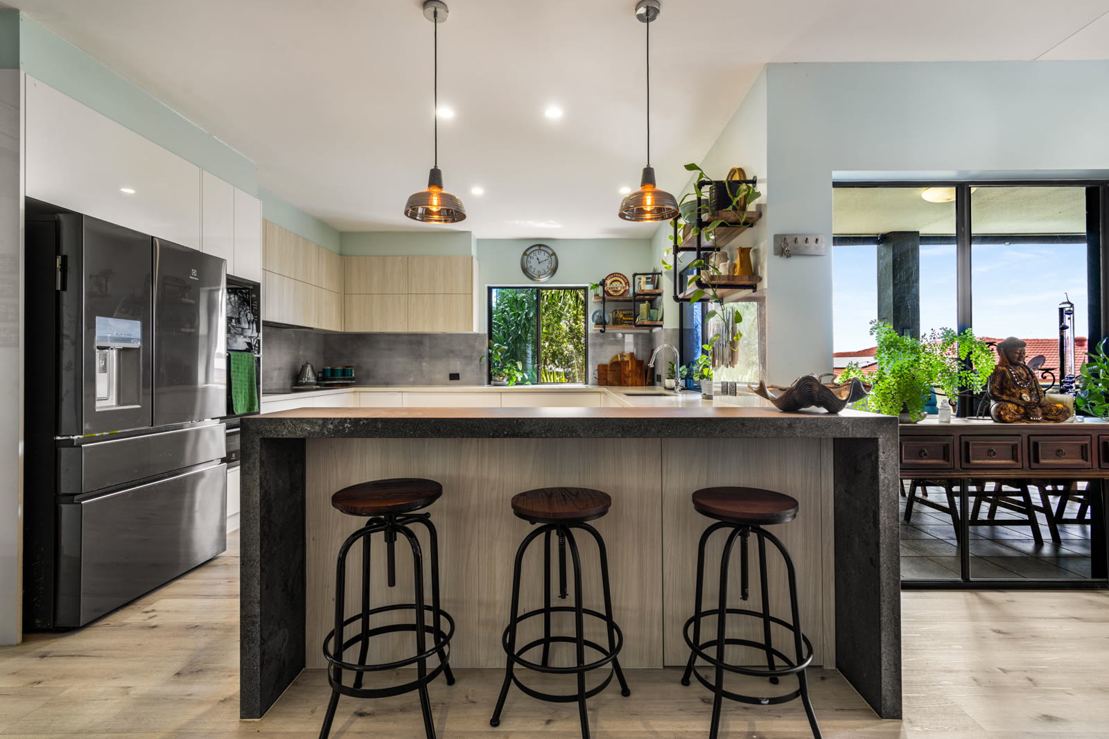 Kitchen and breakfast bar